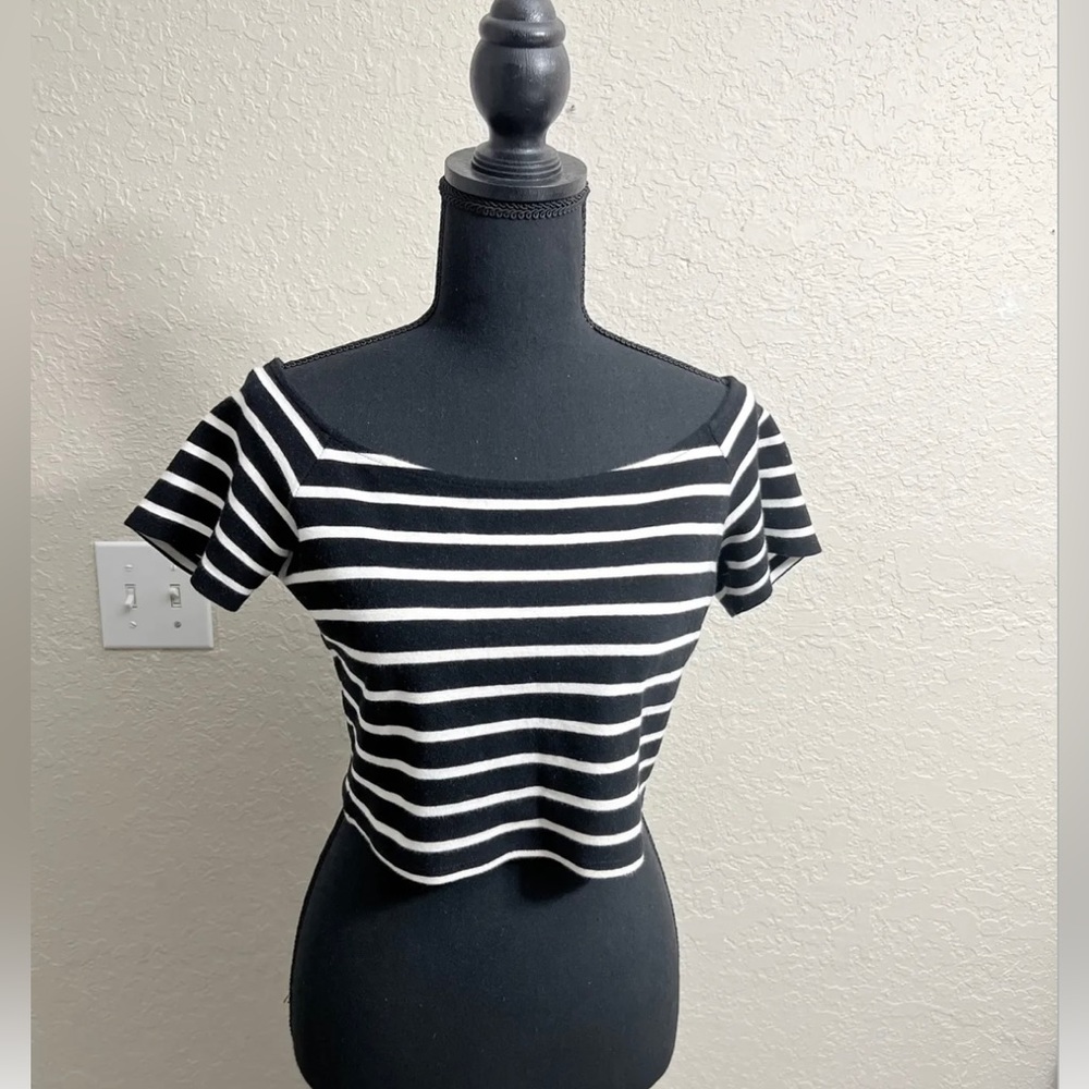 FOREVER 21 Black and White Striped Off Shoulder Crop Top Size M.